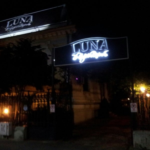 Foto tirada no(a) Luna Cafe &amp; Bistro por Andreea N. em 5/19/2013