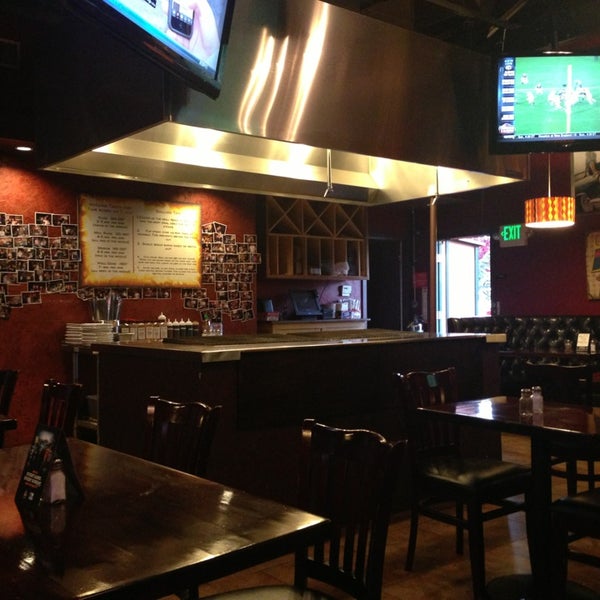 รูปภาพถ่ายที่ Grill Em Steak House &amp; Sports Bar โดย Julia G. เมื่อ 1/8/2013