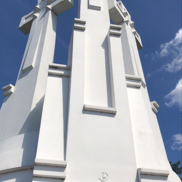 Das Foto wurde bei Denkmal der drei Kreuze von Jānis B. am 8/2/2020 aufgenommen