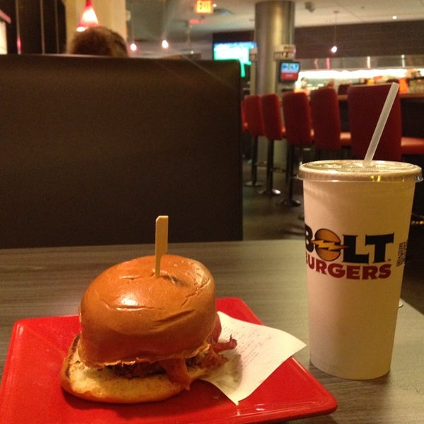 6/15/2014에 Alejandro C.님이 Bolt Burgers에서 찍은 사진