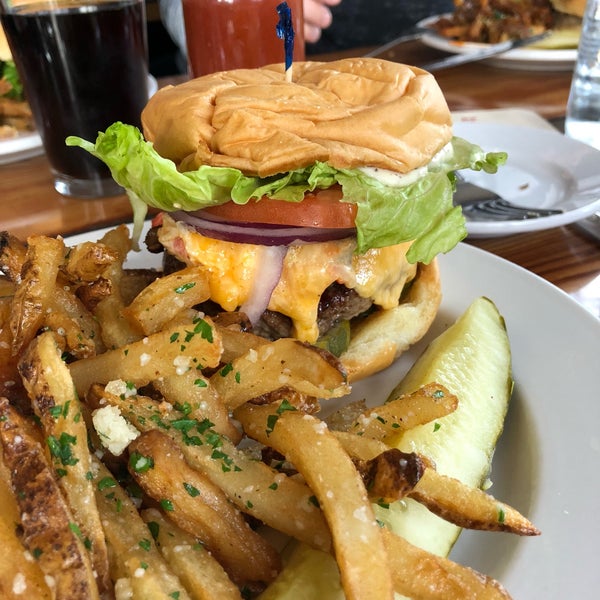 Foto diambil di Burger Up oleh Tanya pada 2/18/2018