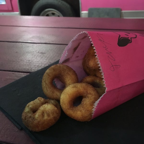 Foto diambil di Little Lucy&#39;s Mini Donuts oleh Tanya pada 7/11/2016