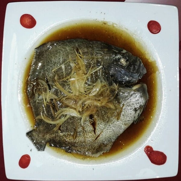 Китайский повар приготовил Рыбу-Луну (её привезли из г. Санья)