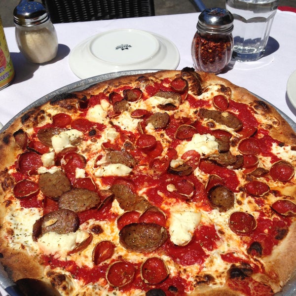 Foto diambil di Tony’s Pizza Napoletana oleh Jared S. pada 5/18/2013