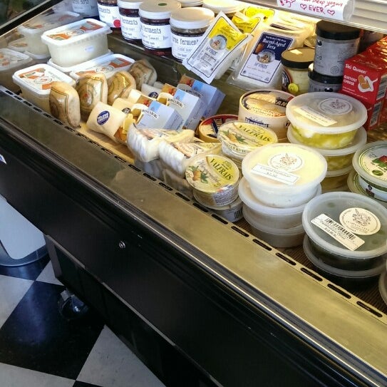 8/4/2013 tarihinde Evan H.ziyaretçi tarafından Sacred Wheel Cheese and Specialty Market'de çekilen fotoğraf