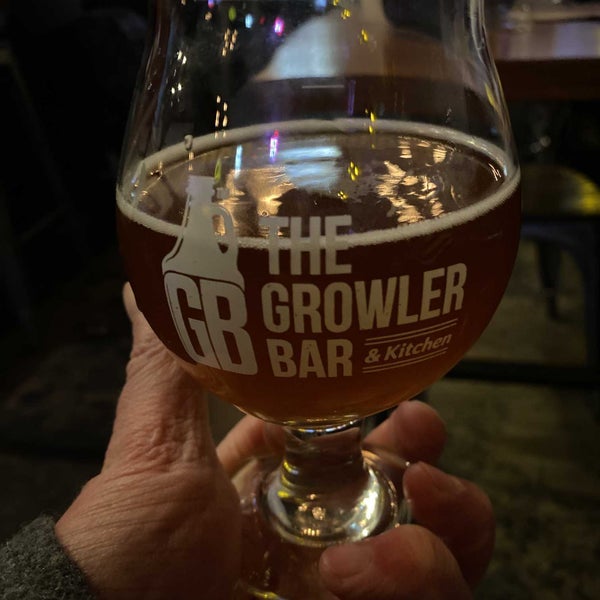 2/26/2022 tarihinde Ryan N.ziyaretçi tarafından The Growler Bar'de çekilen fotoğraf