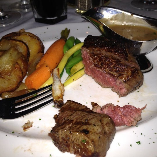 Снимок сделан в Donovan&#39;s Steak &amp; Chop House пользователем Allen F. 10/14/2012