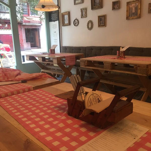Foto scattata a Aimée Sidewalk Cafe &amp; Tartinery da Estefania il 1/8/2016