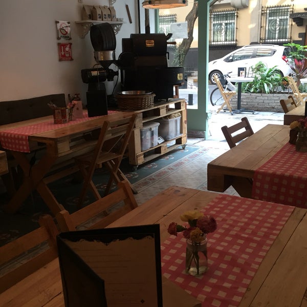 รูปภาพถ่ายที่ Aimée Sidewalk Cafe &amp; Tartinery โดย Estefania เมื่อ 5/26/2016