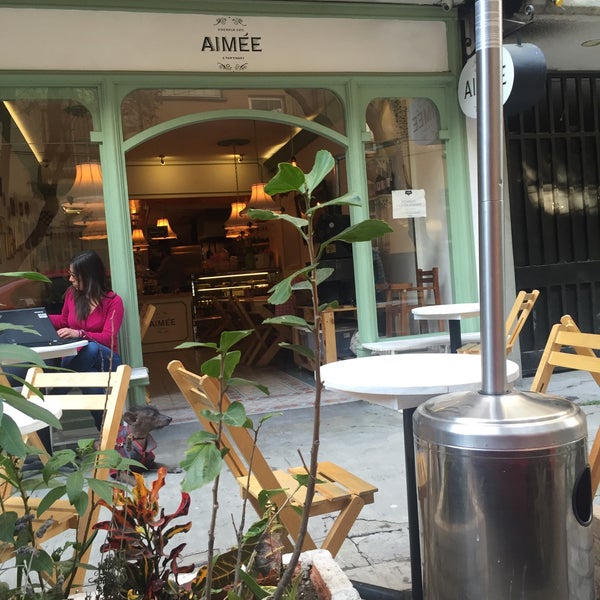 รูปภาพถ่ายที่ Aimée Sidewalk Cafe &amp; Tartinery โดย Estefania เมื่อ 3/4/2016