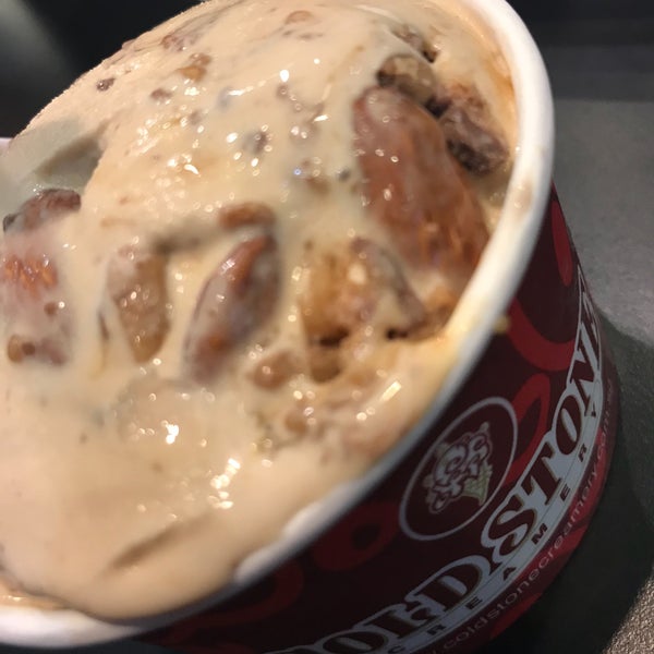 Photo taken at Cold Stone Creamery by Chen Shang O. on 3/30/2018