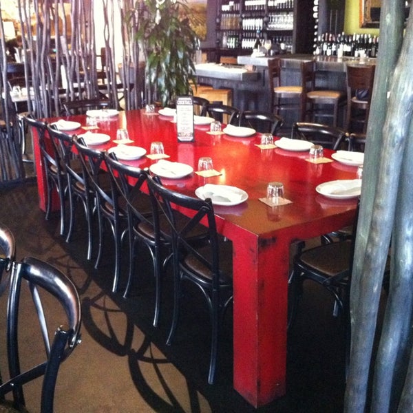 4/6/2013 tarihinde Joe W.ziyaretçi tarafından Red Table Restaurant Huntington Beach'de çekilen fotoğraf