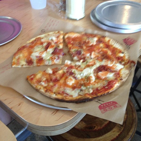 รูปภาพถ่ายที่ Mod Pizza โดย Dj No Mercy เมื่อ 9/1/2013