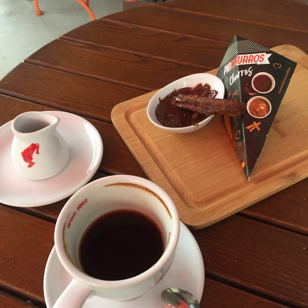 รูปภาพถ่ายที่ Pinchurros Coffee&amp;Churro Alsancak โดย batislam เมื่อ 9/13/2019