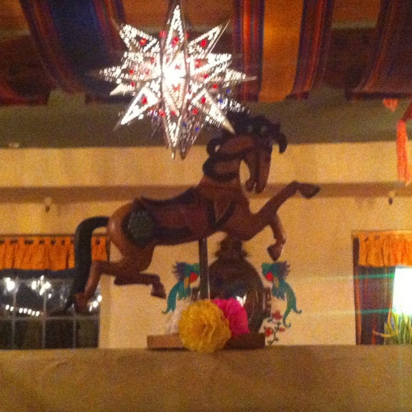 9/20/2013 tarihinde Issaziyaretçi tarafından Hacienda Casa Blanca Mexican Restaurant and Cantina'de çekilen fotoğraf