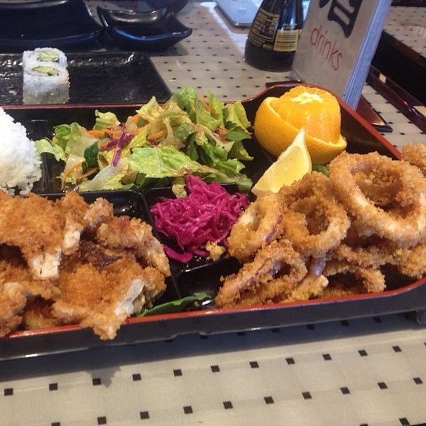รูปภาพถ่ายที่ Sushi 88 &amp; Ramen โดย Meileena B. เมื่อ 3/21/2013