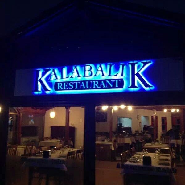Foto tirada no(a) Kalabalik  Restaurant por ozgur S. em 12/13/2013