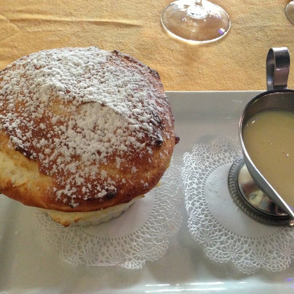 รูปภาพถ่ายที่ Le Provençal Restaurant โดย Tatiana. 🍸🍋☕️✈️ เมื่อ 3/31/2013