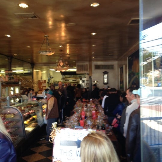 11/22/2012 tarihinde Jason M.ziyaretçi tarafından Royal Crown Bakery'de çekilen fotoğraf