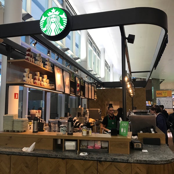 Foto tirada no(a) Starbucks por Yasser A. em 10/23/2017
