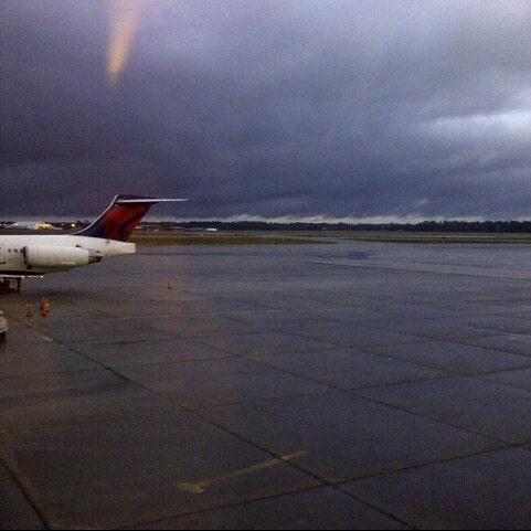 Foto tirada no(a) Mobile Regional Airport por Mike em 2/19/2013