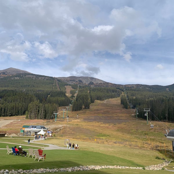 รูปภาพถ่ายที่ Lake Louise Ski Area &amp; Mountain Resort โดย bOn เมื่อ 9/25/2023