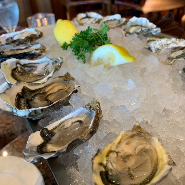 Photo prise au Scott&#39;s Seafood Grill &amp; Bar par bOn le9/29/2019