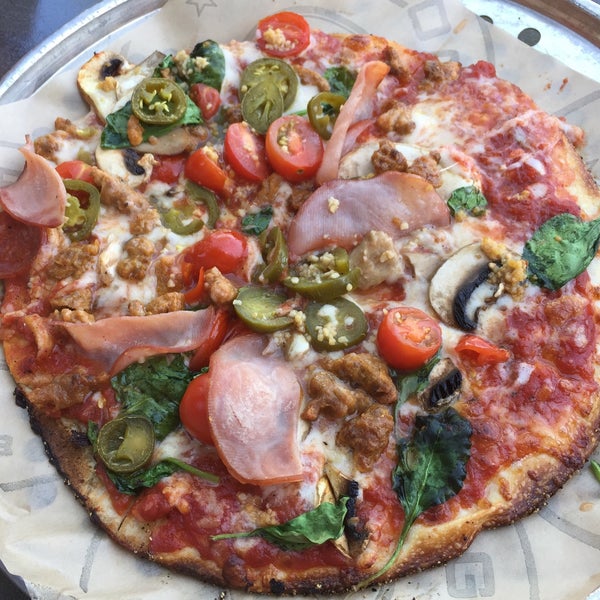 9/25/2015 tarihinde bOnziyaretçi tarafından Pieology Pizzeria'de çekilen fotoğraf