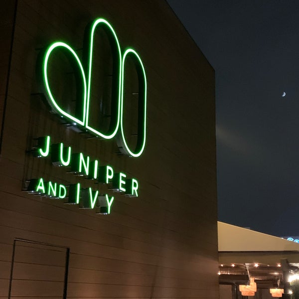 รูปภาพถ่ายที่ Juniper &amp; Ivy โดย bOn เมื่อ 7/25/2023