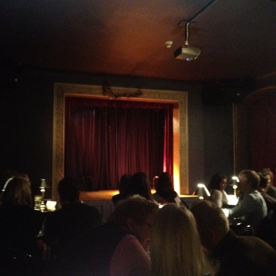 Das Foto wurde bei Hamlets, teātris - klubs von katrīna b. am 10/31/2012 aufgenommen