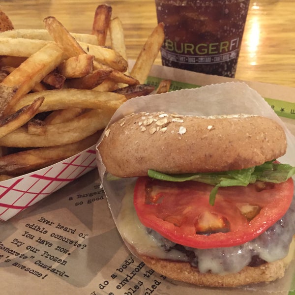 11/12/2015 tarihinde Mary I.ziyaretçi tarafından BurgerFi'de çekilen fotoğraf