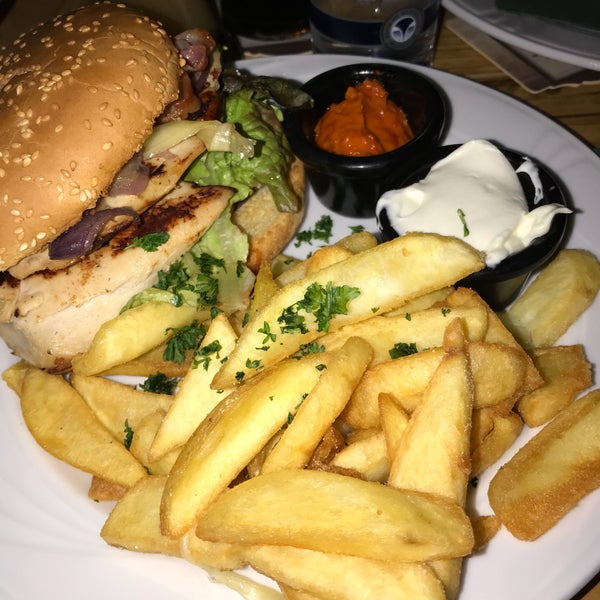 Der Chicken-Camembert-Burger war lecker! Pommes auch! Halt ein typischer Irish-Pup! Hier kann man super lustige Abende verbringen (inklusive Karaoke)