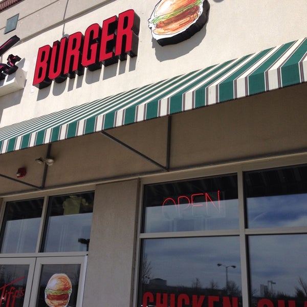 Das Foto wurde bei Tiff&#39;s Burger von Bruce B. am 4/1/2014 aufgenommen