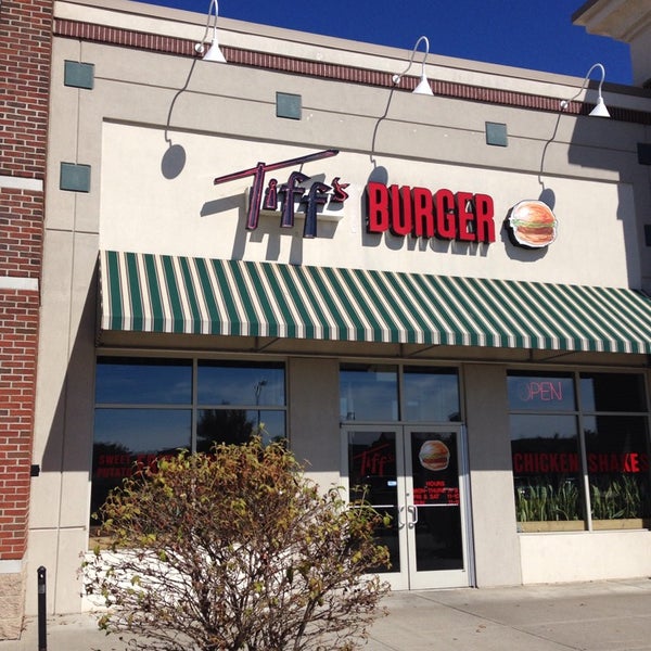 9/23/2014 tarihinde Bruce B.ziyaretçi tarafından Tiff&#39;s Burger'de çekilen fotoğraf