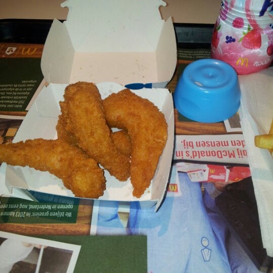 รูปภาพถ่ายที่ McDonald&#39;s โดย Midi B. เมื่อ 2/6/2013