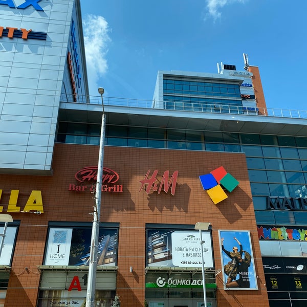 รูปภาพถ่ายที่ Mall of Sofia โดย Alex G. เมื่อ 3/30/2020