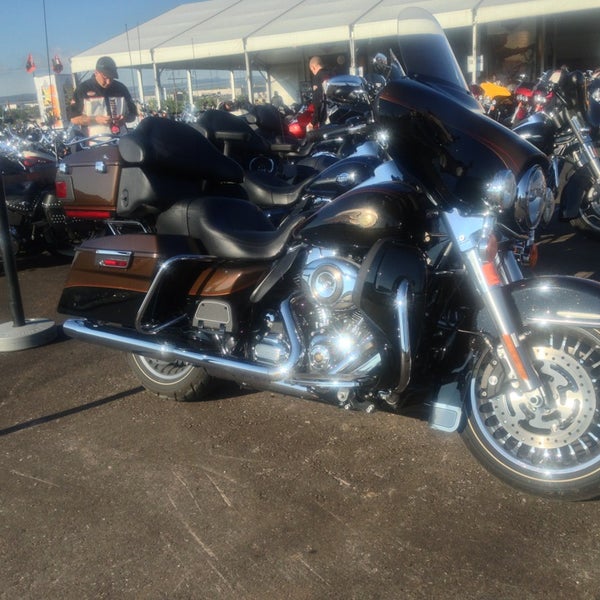 Das Foto wurde bei Black Hills Harley-Davidson von Mike D. am 8/8/2013 aufgenommen