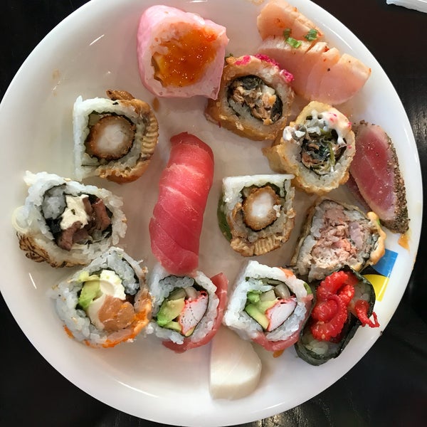 9/26/2018 tarihinde ᴡ W.ziyaretçi tarafından SanTo&#39;s Modern American Buffet &amp; Sushi'de çekilen fotoğraf