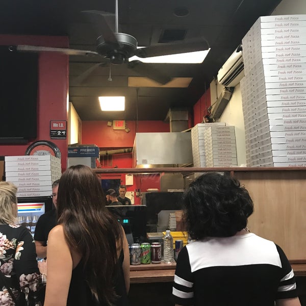 Foto tomada en Joey Brooklyn&#39;s Famous Pizza  por MGM el 10/21/2018