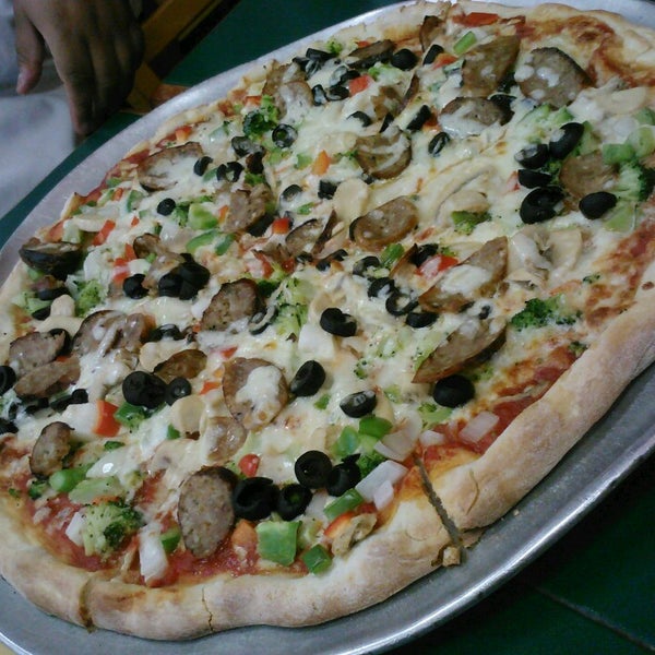 Das Foto wurde bei Dino&#39;s Pizza &amp; Pasta von The Foodie W. am 8/22/2013 aufgenommen