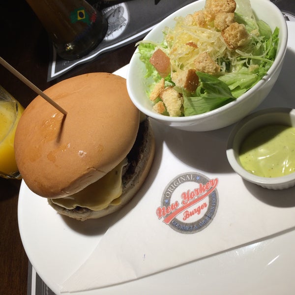 Foto tirada no(a) New Yorker Burger por Gabriela U. em 2/21/2015