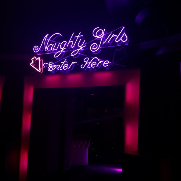Foto tirada no(a) Mansion Nightclub por Karen P. B. em 6/25/2015