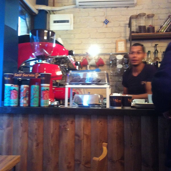 Foto scattata a Tribu Caffe Artigiano da Gökhan T. il 10/2/2015