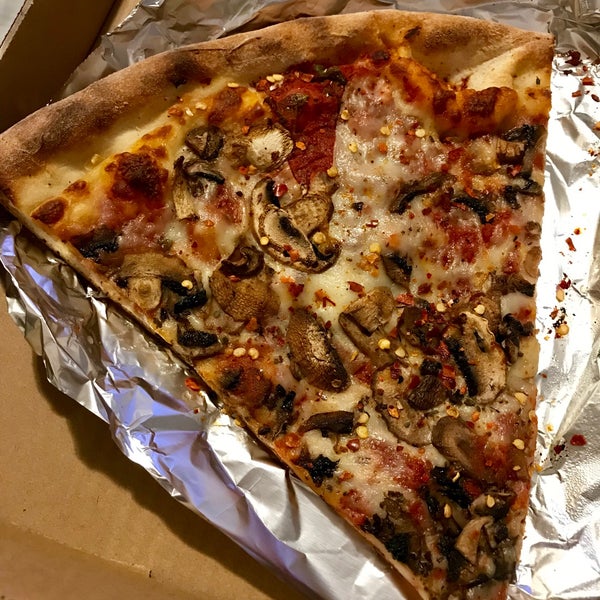 Foto tomada en Victor&#39;s Pizza  por Jenny L. el 6/8/2018