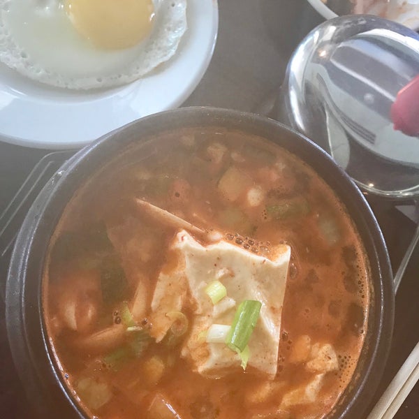 Das Foto wurde bei Stone Korean Kitchen von Jenny L. am 7/4/2018 aufgenommen
