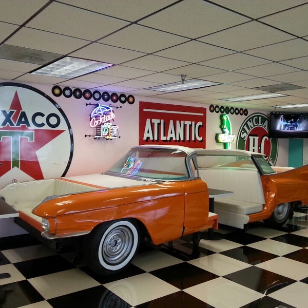 Foto diambil di Miami&#39;s Auto Museum at the Dezer Collection oleh Juliana A. pada 8/18/2013