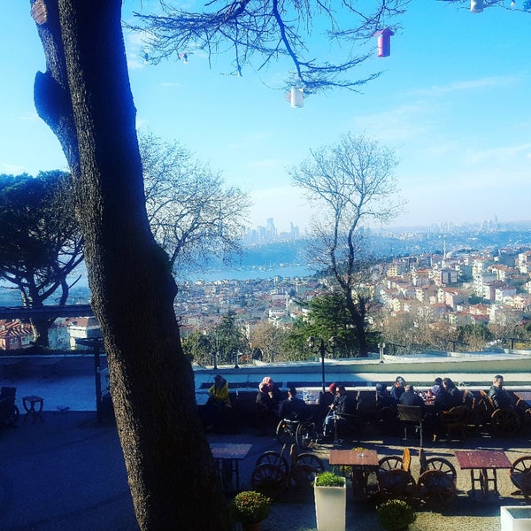 Foto diambil di Desde Cafe &amp; Restaurant oleh oğuzhan K. pada 3/11/2018