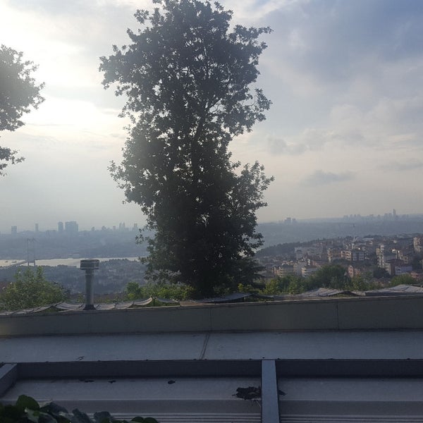 Das Foto wurde bei Desde Cafe &amp; Restaurant von oğuzhan K. am 6/17/2018 aufgenommen