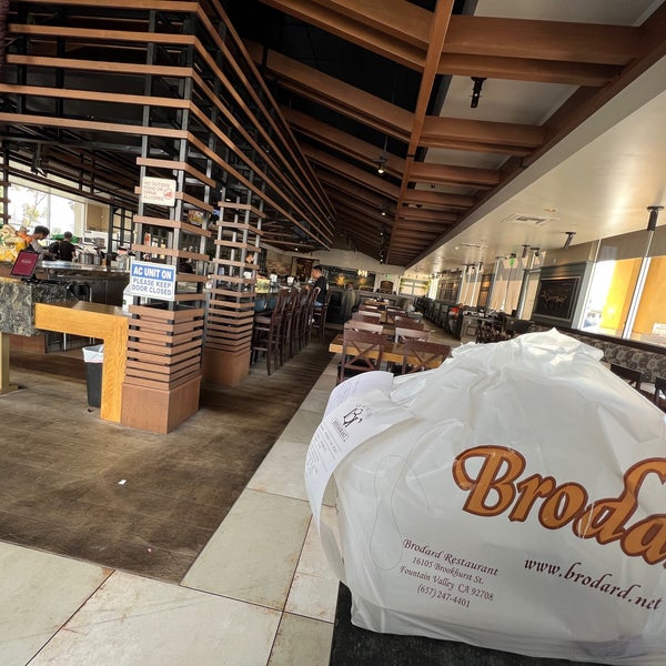 รูปภาพถ่ายที่ Brodard Restaurant โดย Winnie R. เมื่อ 11/2/2022