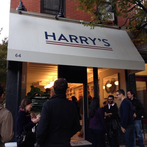 รูปภาพถ่ายที่ Harry&#39;s Corner Shop โดย Harry R. เมื่อ 10/26/2013